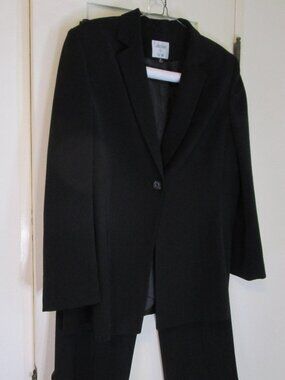 Black Suit set; size 18 jacket and pants, Le Suit. New with out tags.